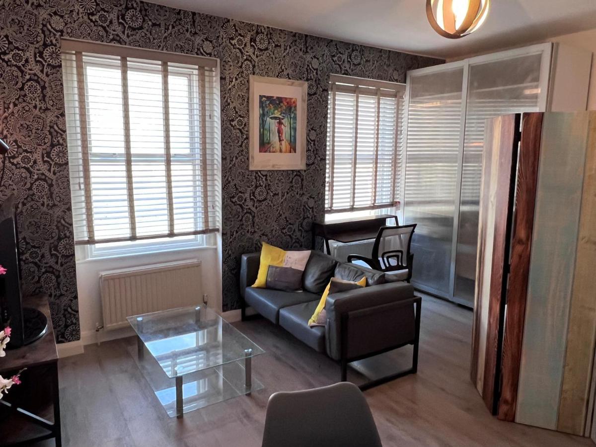 Апартаменты Flat In With Large Patio