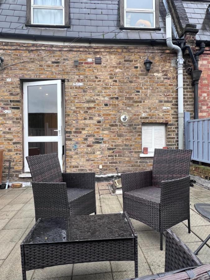 Апартаменты Flat In With Large Patio